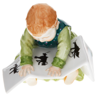 Sitzendes Kind mit Bilderbuch, Bunt staffiert, H 10 cm