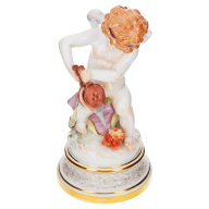 Amor, das Feuer zweier Herzen anfachend, Bunt und gold staffiert, H 20 cm