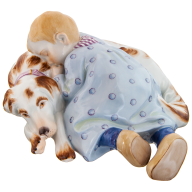 Kind auf Hund schlafend, Bunt und gold staffiert, H 7,5 cm
