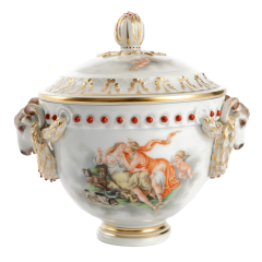 Dose mit Widderköpfen "Mythologische Szene", H 16,5 cm