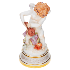 Amor, das Feuer zweier Herzen anfachend, Bunt und gold staffiert, H 20 cm