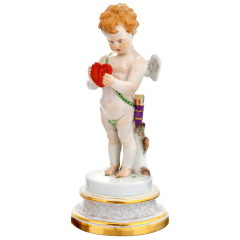 Amor, in Verlegenheit, vor einem gebrochenen Herzen, H 22,5 cm