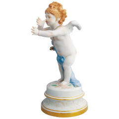 Amor, eine lange Nase drehend, Bunt und gold staffiert, H 20,5 cm