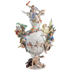 Elementevase Feuer und Krieg, Staffiert und im Medaillon Waffen und Beiwerk, H 67 cm