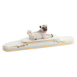 Briefbeschwerer mit Mops, Bunt und gold staffiert, L 19,5 cm